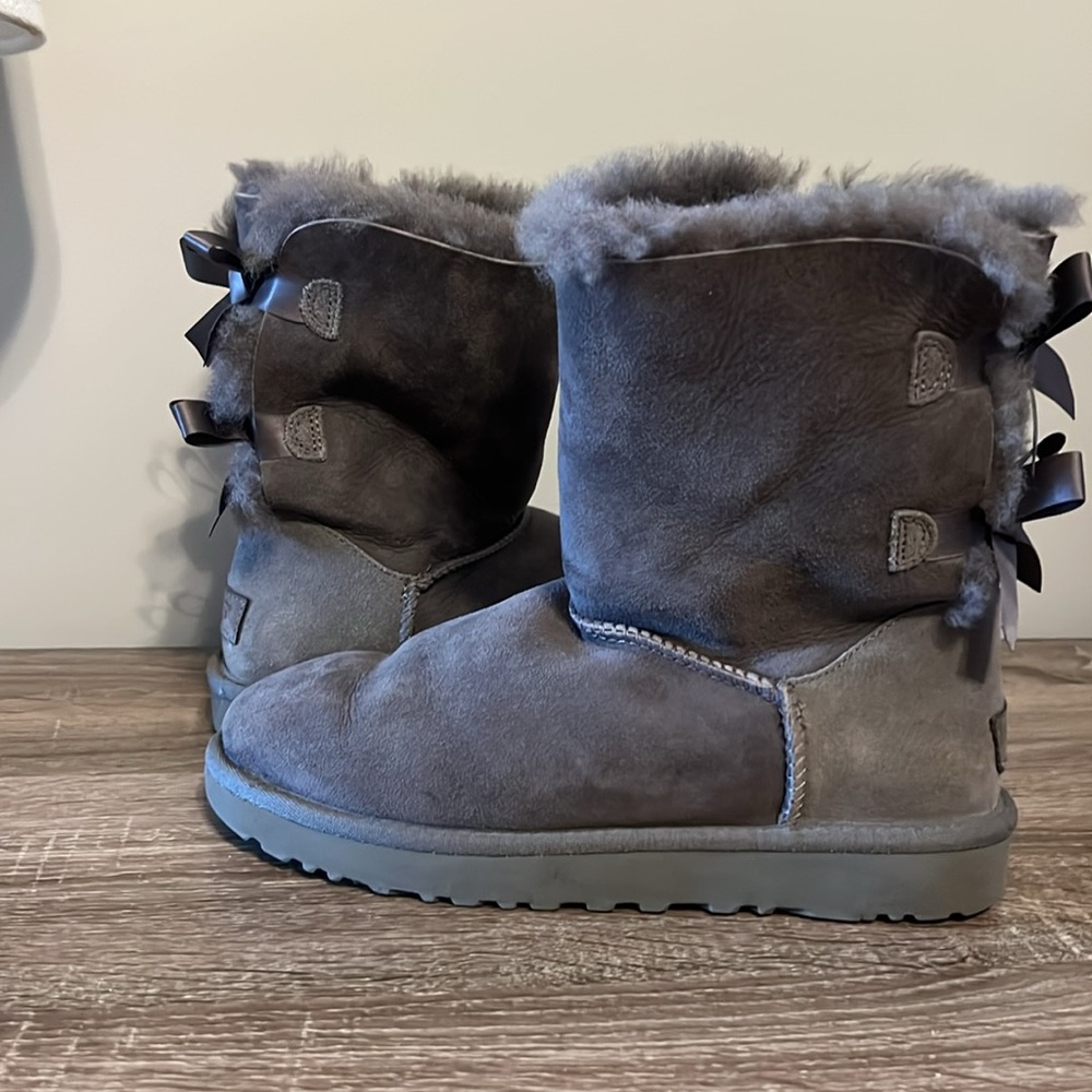 UGG Bailey Bow Short Boots – Gray, Size 8 - Picture 3 of 9
